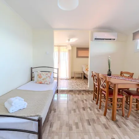 Akrogiali 네아 미카니오나